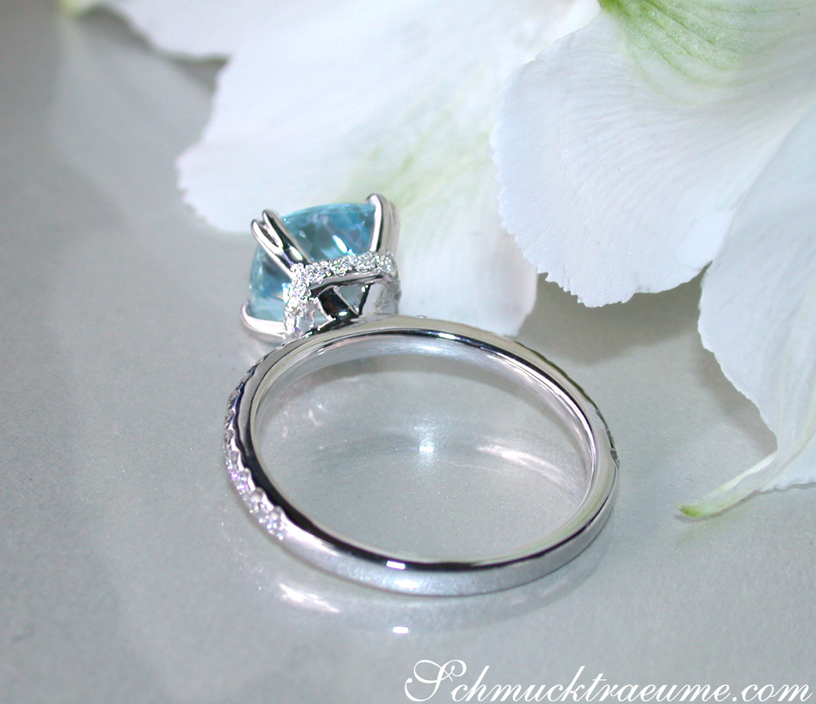 Detailaufnahme des Aquamarin-Rings mit Diamantenkragen in Weißgold.