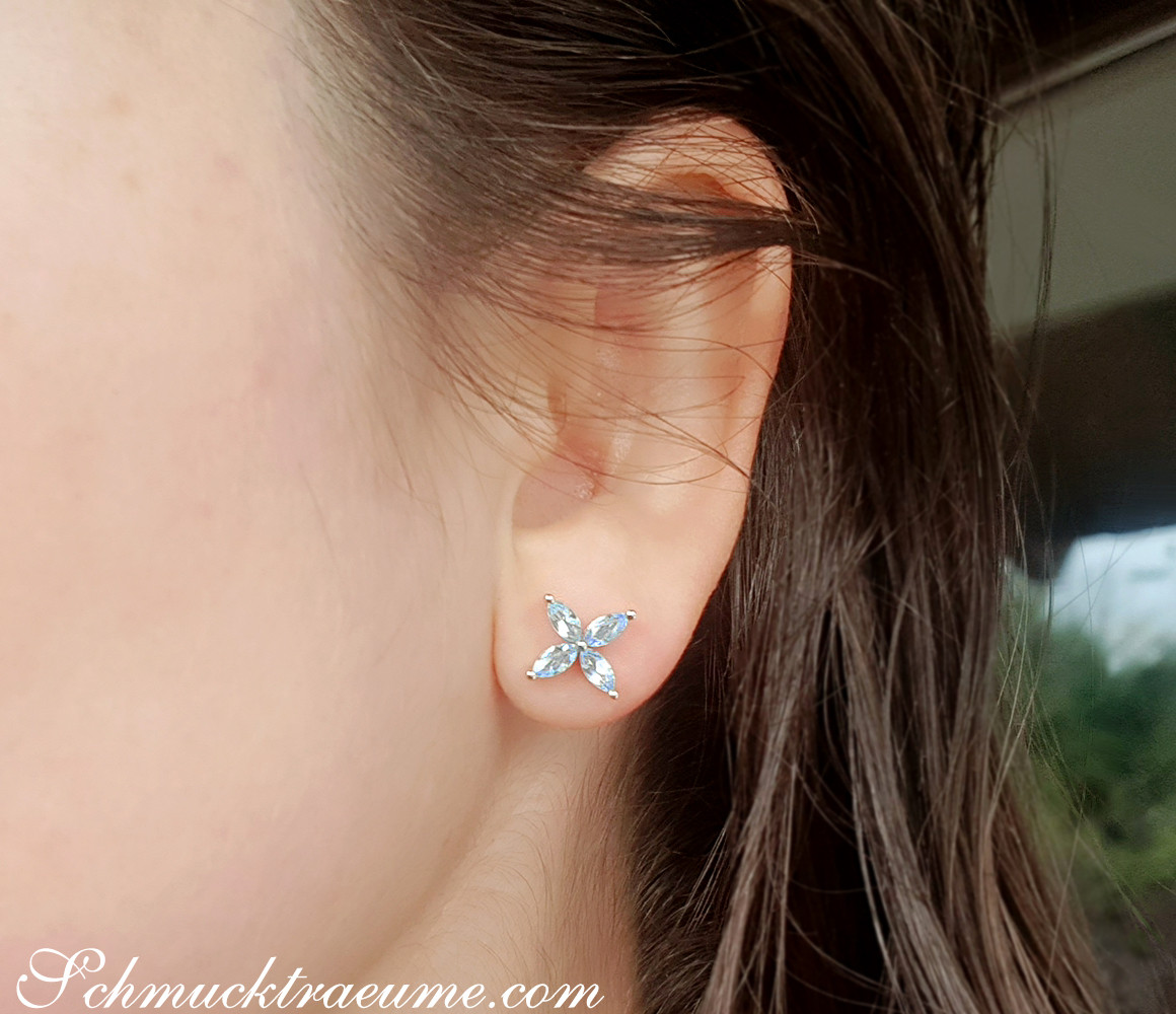 Detailansicht von Ohrsteckern mit Aquamarin-Blüten in Weißgold 585