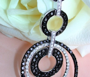 Extra langer Anhänger mit schwarzen und weißen Diamanten, elegant und auffällig