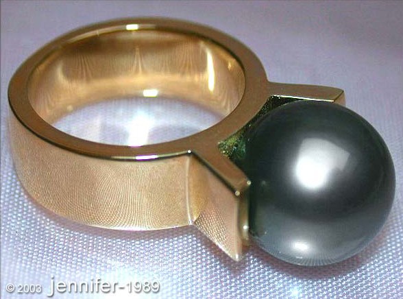 Goldener Ring mit großen Tahitiperle, Detailaufnahme, glänzende Oberfläche