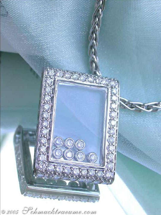 Luxus-Diamant-Anhänger mit Glas-Back, detailreich, elegant, auf Halskette getragen