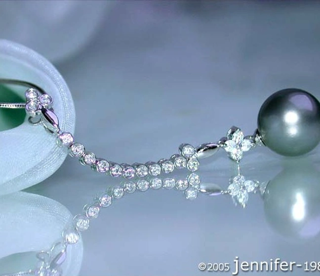 Weißgold-Tahitiperlen-Anhänger mit Brillanten, detailreich, feminin, hochglänzend Weißgold-Tahitiperlen-Anhänger mit Brillanten, detailreich, feminin, hochglänzend