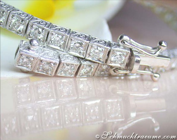 Diamant-Tennis-Armband mit Platin 950, detailreiches Design, Art-Déco-Stil, hochwertig.