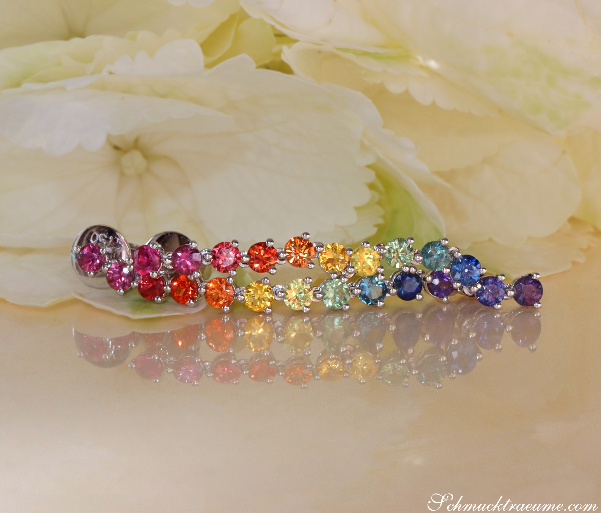 Regenbogen-Saphir-Ohrgehänge „Riviere“ in Weißgold 750, detailreiches Design auf Blüte