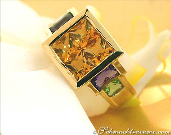 Goldener Citrin-Ring mit Amethyst und Peridot, detailreich, schlicht elegant