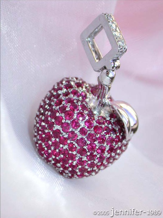 Edelstein-Apfelanhänger mit Rubinen und Diamanten, detailreich, weißgold 750