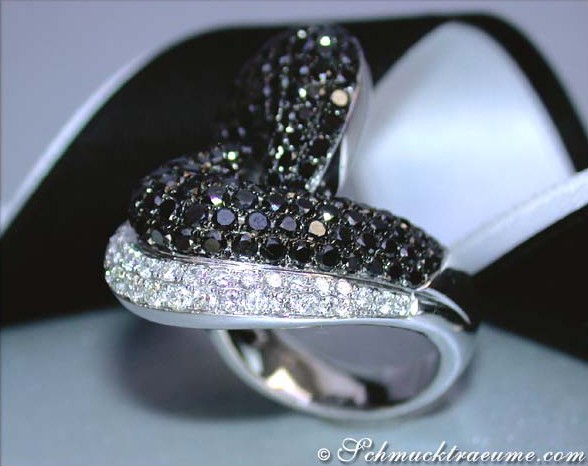 Schwarzgoldener Ring mit 3.710 Karat schwarzen Diamanten