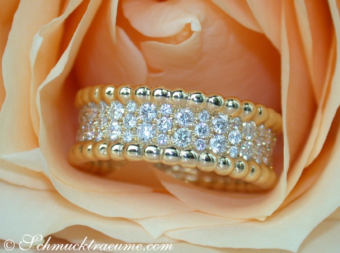 Detail des Gelbgold 750 Memoryrings mit Brillanten in Rose