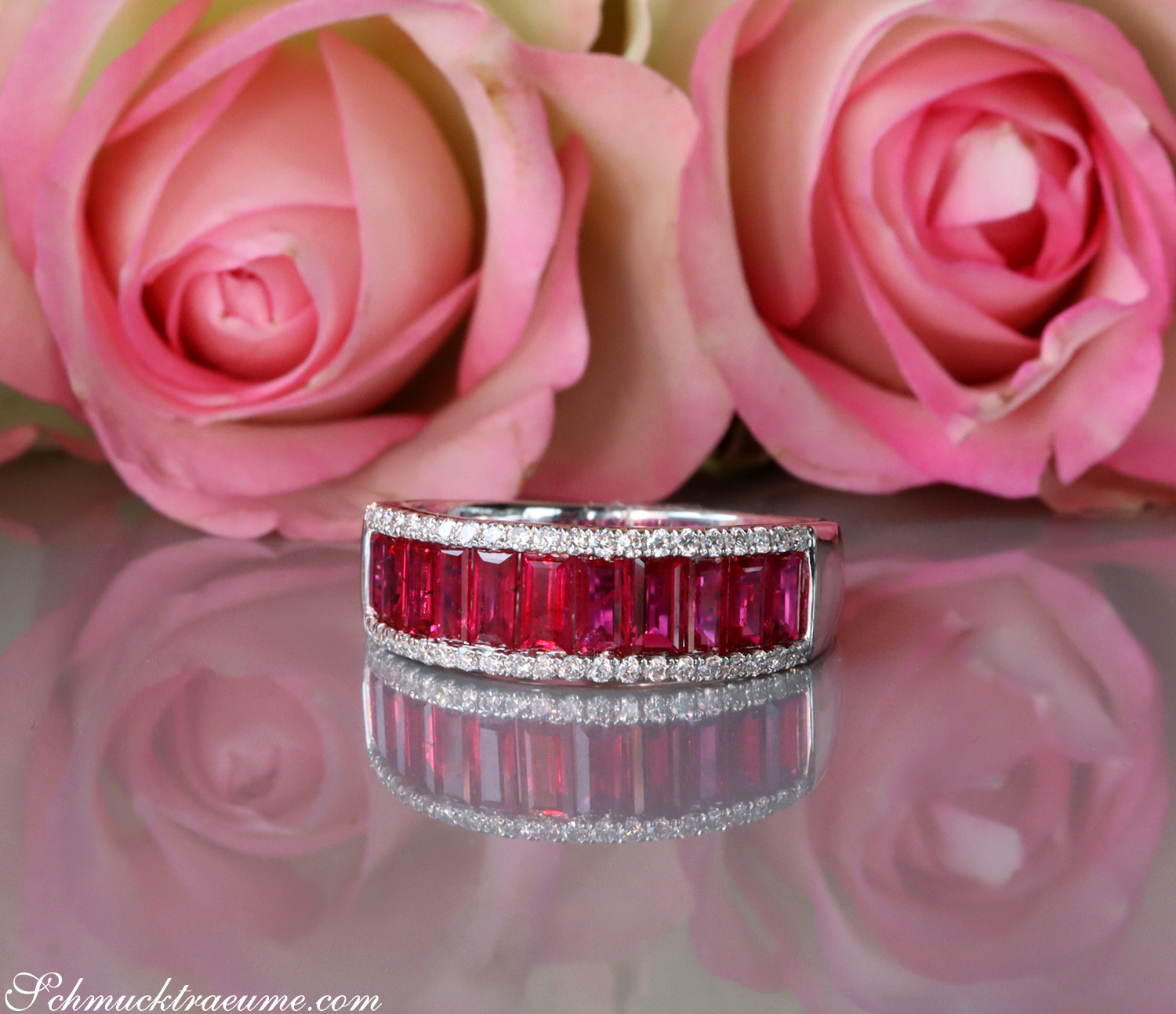 Rubin Baguette Ring mit Brillanten, elegant auf Rosenblüten, Weißgold 750