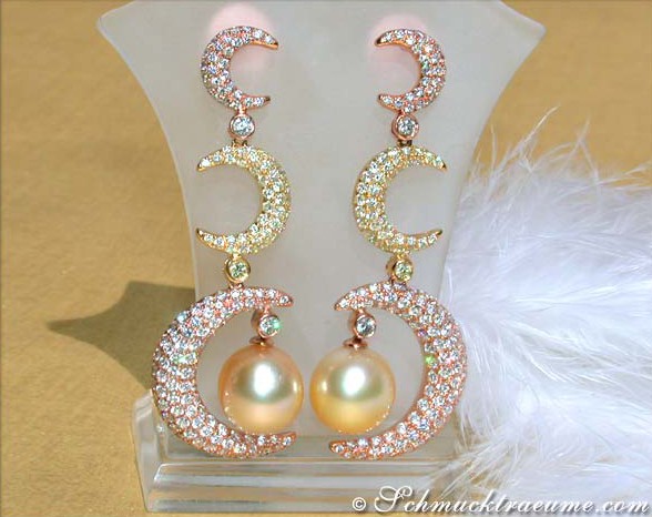 Goldene Südseeperlen-Ohrgehänge mit Brillanten, detailreich verziert