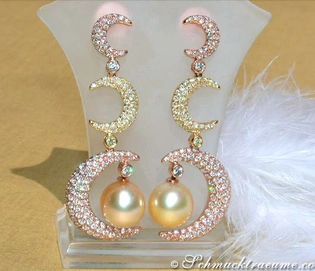 Goldene Südseeperlen-Ohrgehänge mit Brillanten, detailreich verziert