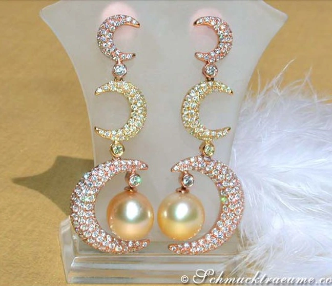 Goldene Südseeperlen-Ohrgehänge mit Brillanten, detailreich verziert Goldene Südseeperlen-Ohrgehänge mit Brillanten, detailreich verziert