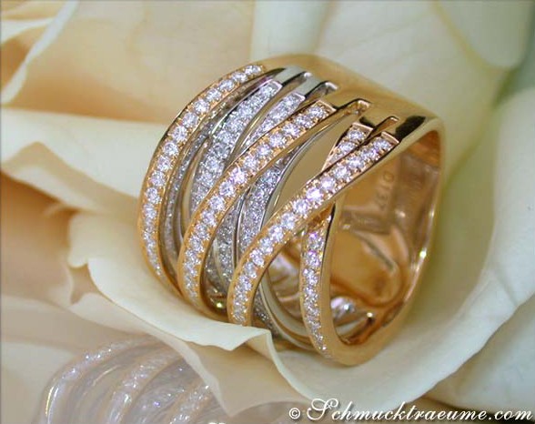 Detailaufnahme von Diamantring mit Bicolor-Fertigung auf Blumenblatt