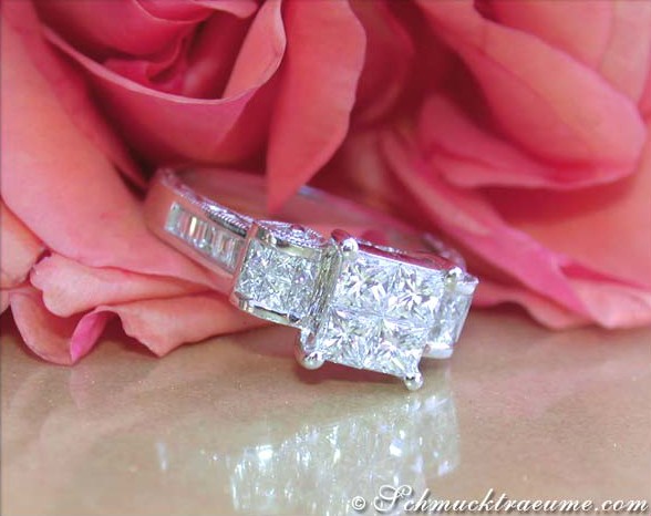 Prinzessdiamant-Ring im Art Déco-Stil auf rosa Rose, Detailaufnahme