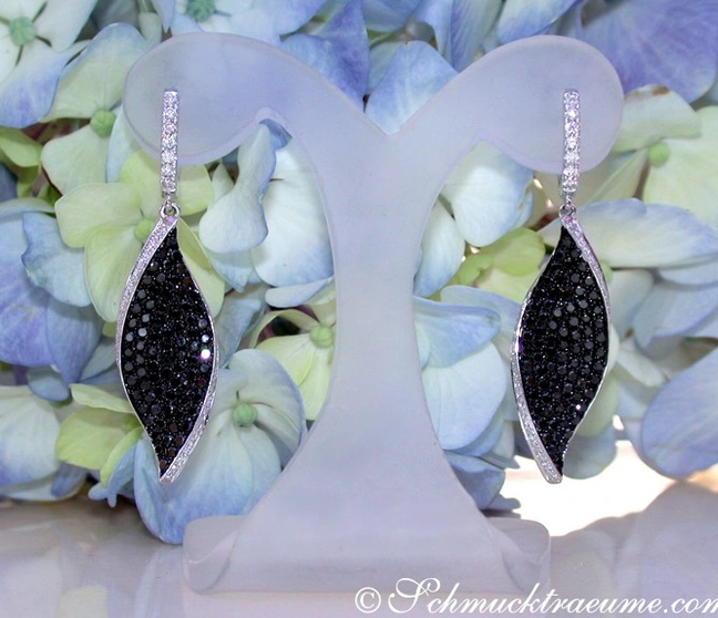 Auffallende schwarze Diamanten Ohrringe im Blatt Design - Image 1 Auffallende schwarze Diamanten Ohrringe im Blatt Design - Image 1