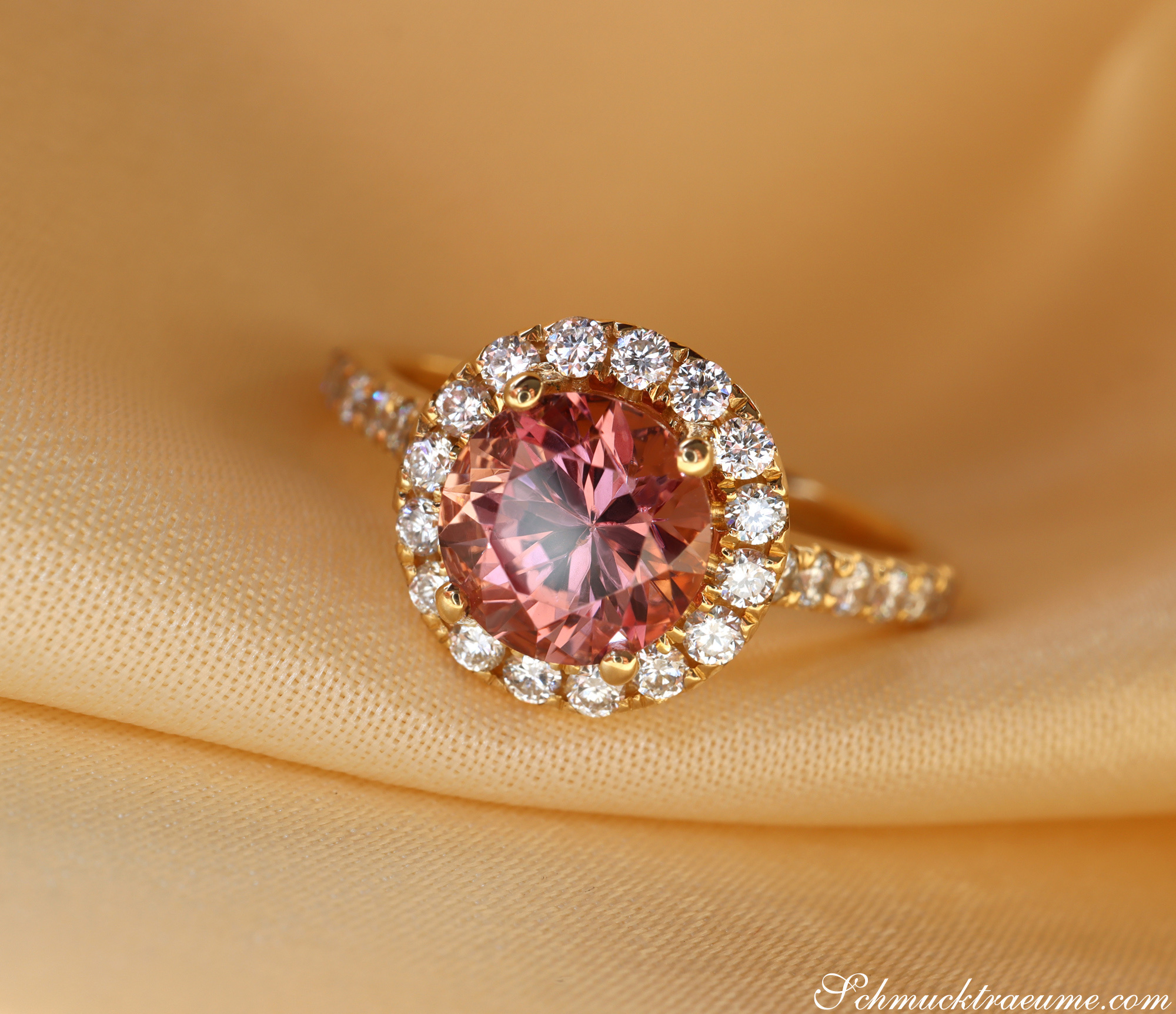 Goldener Malaya Granat-Ring mit Brillanten, detailreich, elegant, Altrosa-Granat im Mittelpunkt.