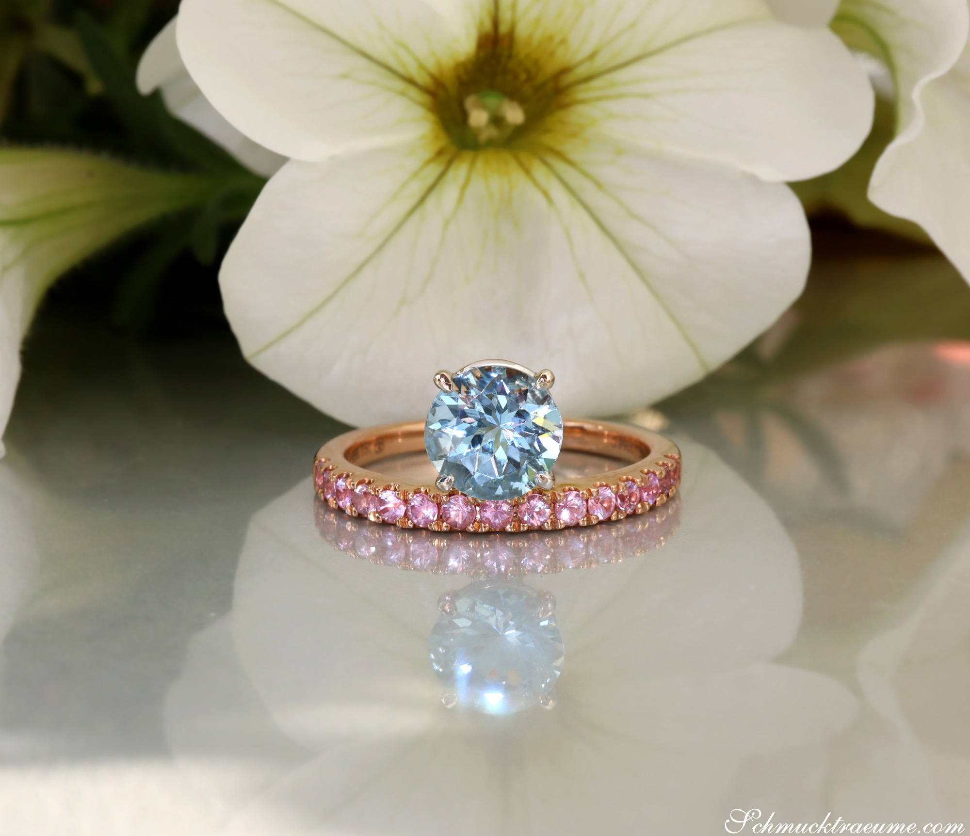 Blauer Aquamarin-Ring mit rosa Saphiren in Roségold