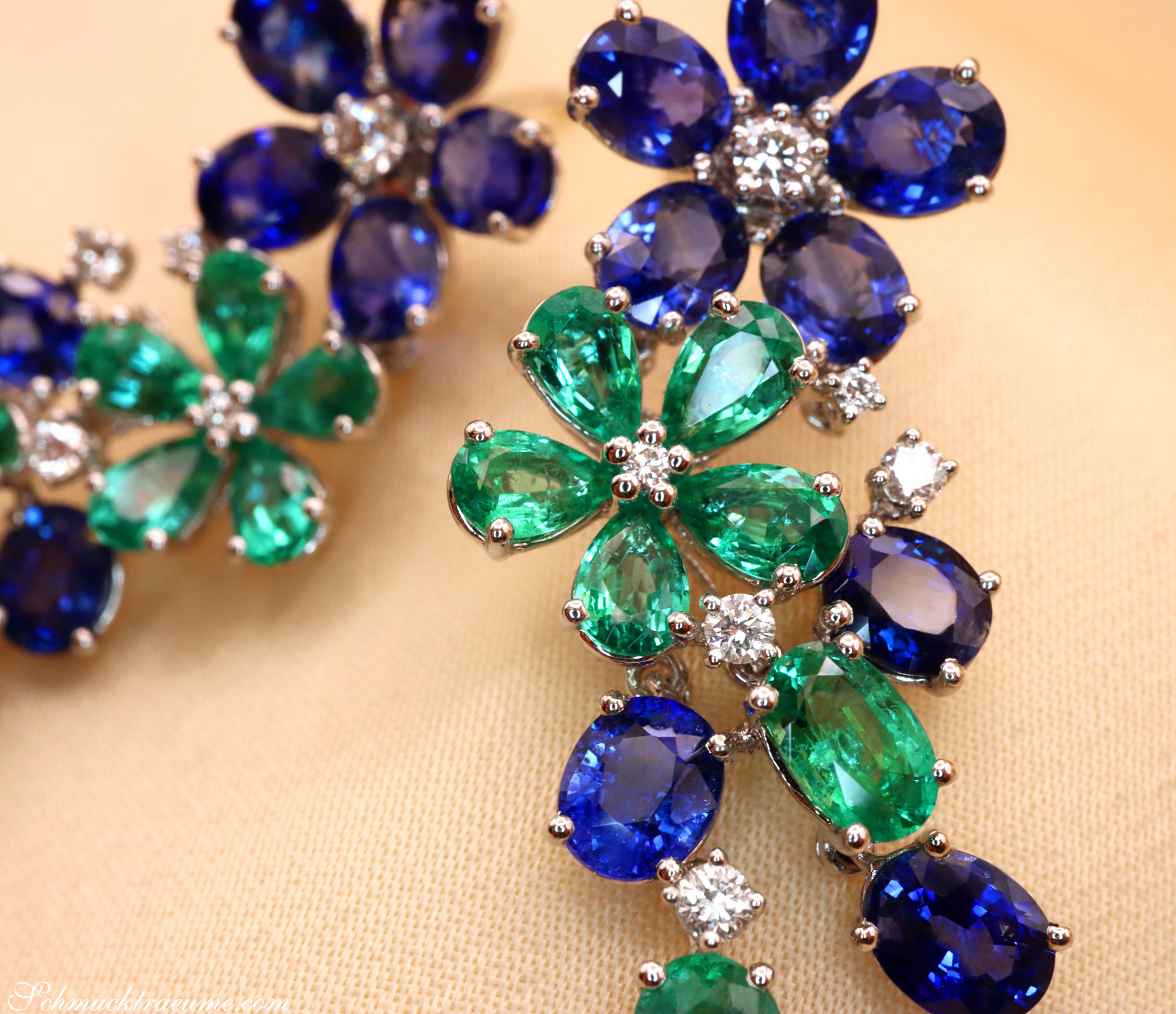 Blütenformige Ohrgehänge aus Smaragd und Saphir in Weißgold 750