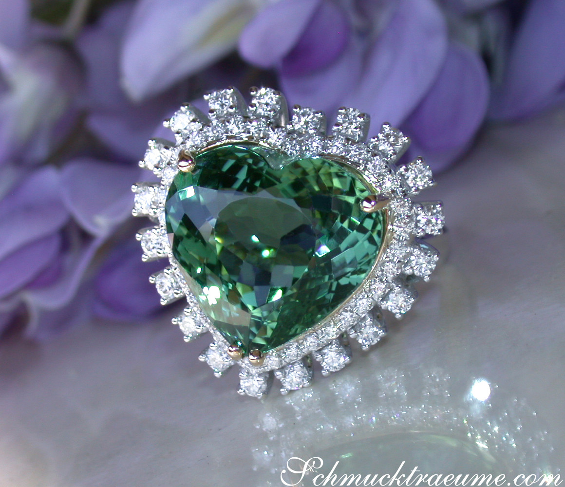 Herzlicher Turmalin-Ring mit Diamanten im Weißgold, Detailaufnahme