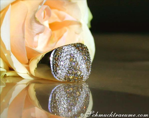 Detail des Zick-Zack-Rings mit naturbraunen und weißen Brillanten auf Rosenblüte.