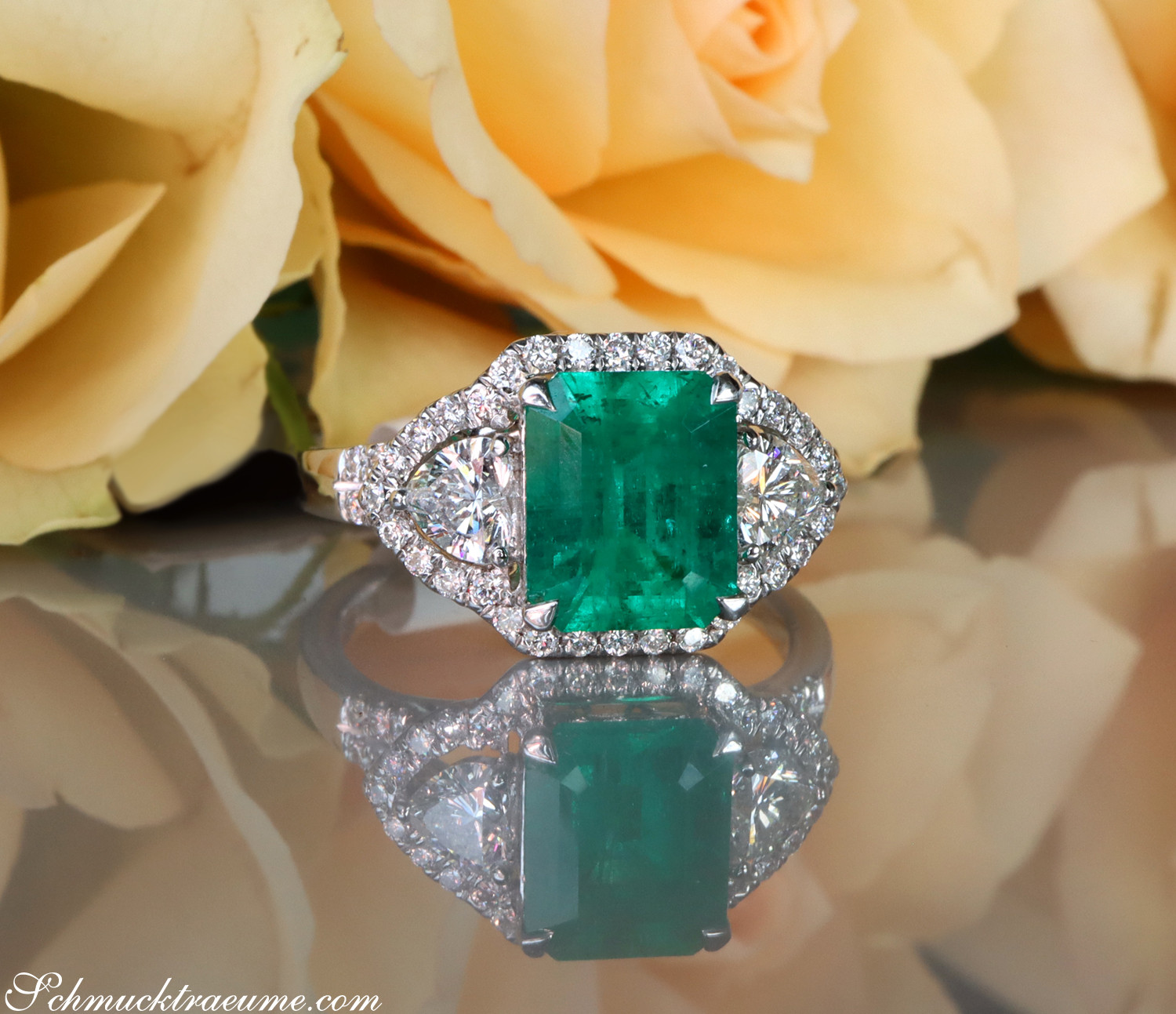 Luxuriöser Smaragd-Ring mit Diamant-Herzen, Weißgold 750, Rosen im Hintergrund