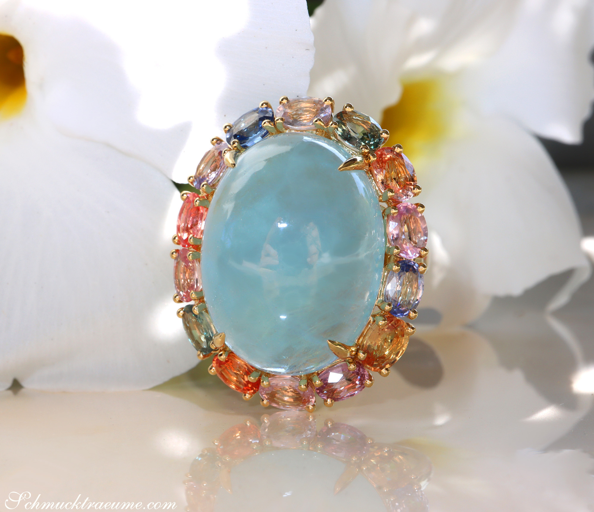 Milky Aquamarin-Ring mit pastellfarbigen Saphiren, Gelbgold 750, auf weißem Blütenhintergrund.