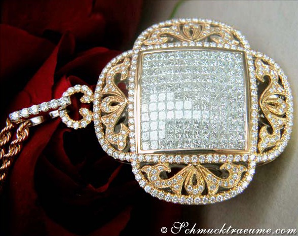 Goldener Anhänger mit Diamantbesatz und filigranem Design, Detailansicht.