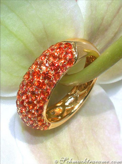 Gelbgoldring mit orangen Saphiren auf Blume, Detailaufnahme