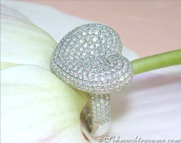 Weißgold Herzring mit Diamantenpavé, Detailaufnahme, auf Blüte liegend.