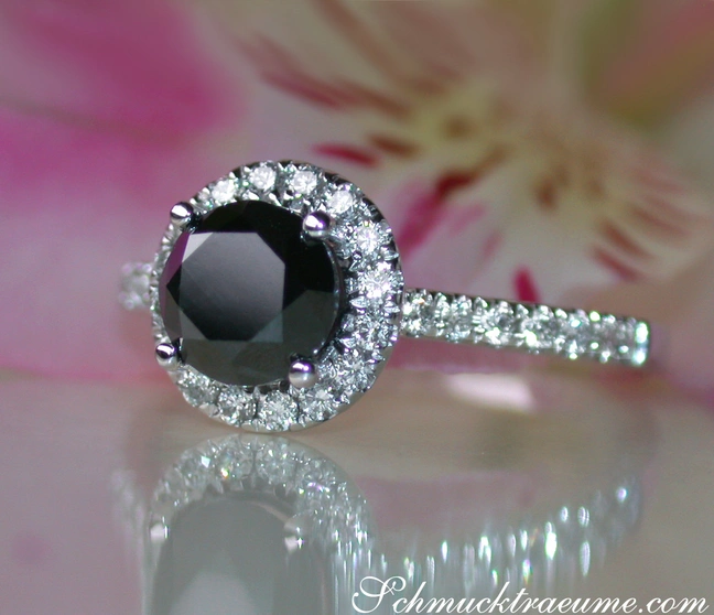 Schwarzer Diamant Solitär-Ring mit Halo-Brillanten, Weißgold 585 Schwarzer Diamant Solitär-Ring mit Halo-Brillanten, Weißgold 585