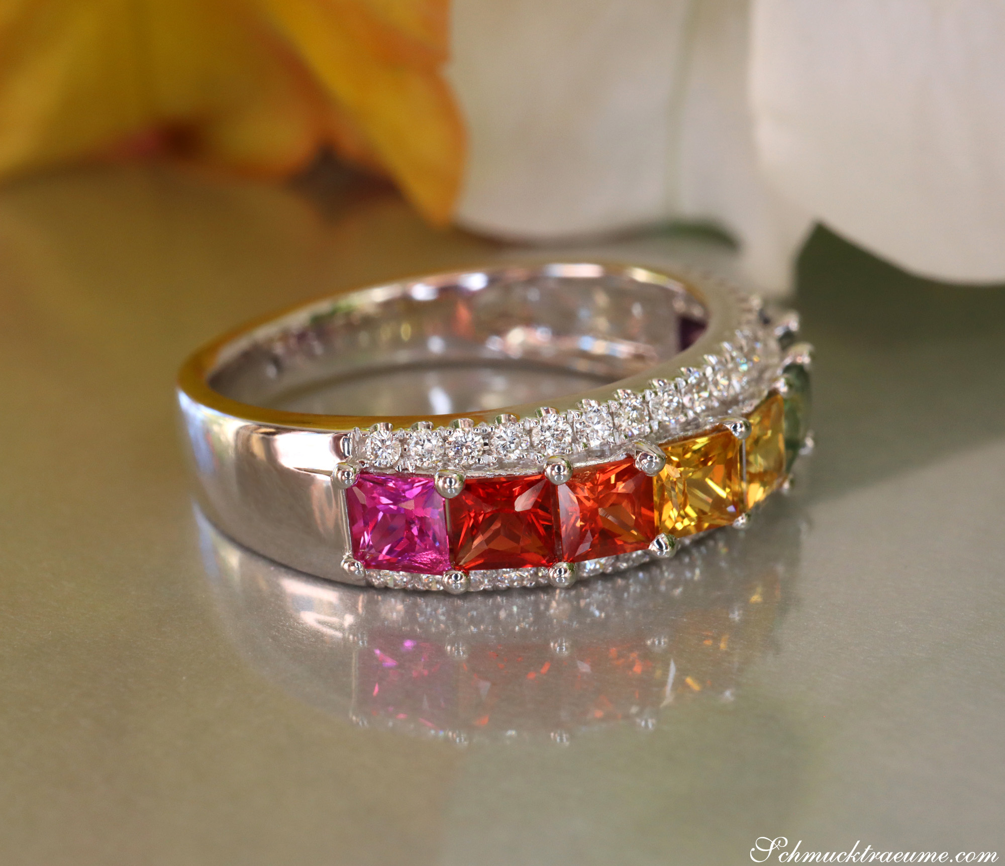 Weißgold-Ring mit Regenbogen-Saphiren und Brillanten, Detailaufnahme.