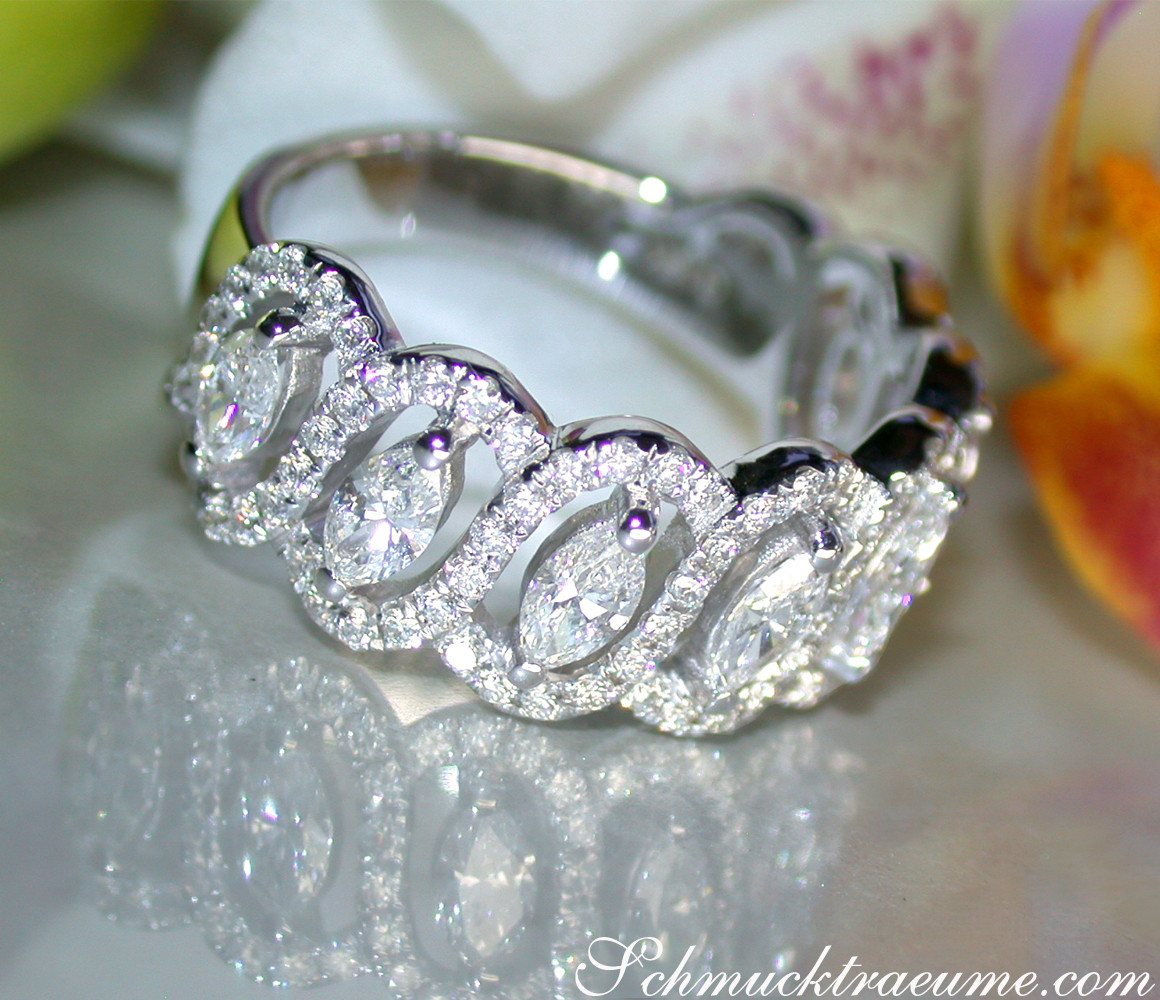 Femininer Marquise-Diamant-Ring mit Brillanten, Detailaufnahme, elegantes Design, Weißgold 750, sieben Marquise-Diamanten.