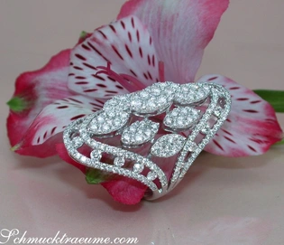 Opulenter Brillanten-Ring im Navette-Design aus Weißgold 750