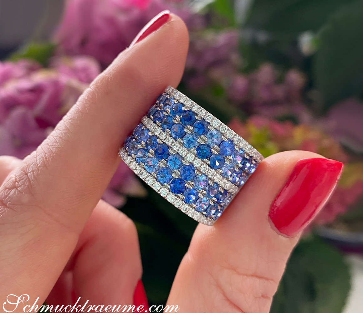 Prächtiger Saphir-Bandring mit Brillanten, Detailaufnahme, roter Nagellack