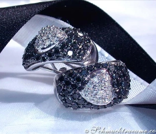 Herz-Ohrstecker aus Weißgold mit schwarzen & weißen Diamanten