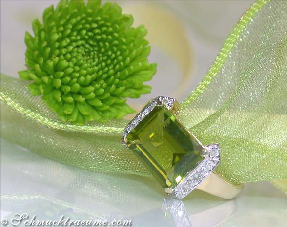 Feiner Peridot Ring mit Diamanten - Image 2
