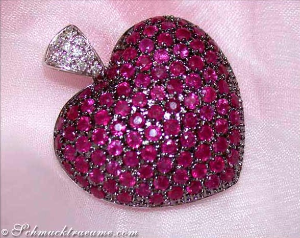 Herz-Anhänger aus Weißgold mit funkelnden Rubinen, Detailaufnahme