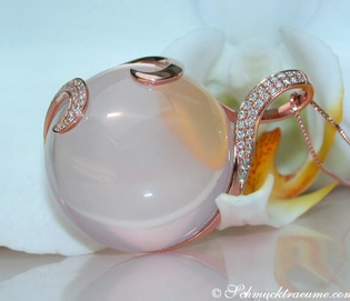 Rosenquarz-Anhänger mit Brillanten in Roségold 750, Detailaufnahme, elegant und glänzend.