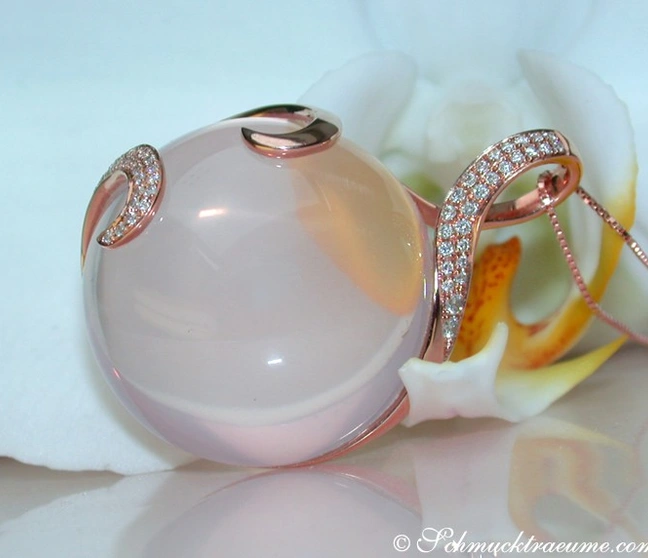 Rosenquarz-Anhänger mit Brillanten in Roségold 750, Detailaufnahme, elegant und glänzend. Rosenquarz-Anhänger mit Brillanten in Roségold 750, Detailaufnahme, elegant und glänzend.