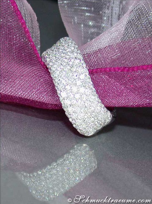 Weißgold-Ring mit Diamanten auf fliederfarbenem Organza-Hintergrund