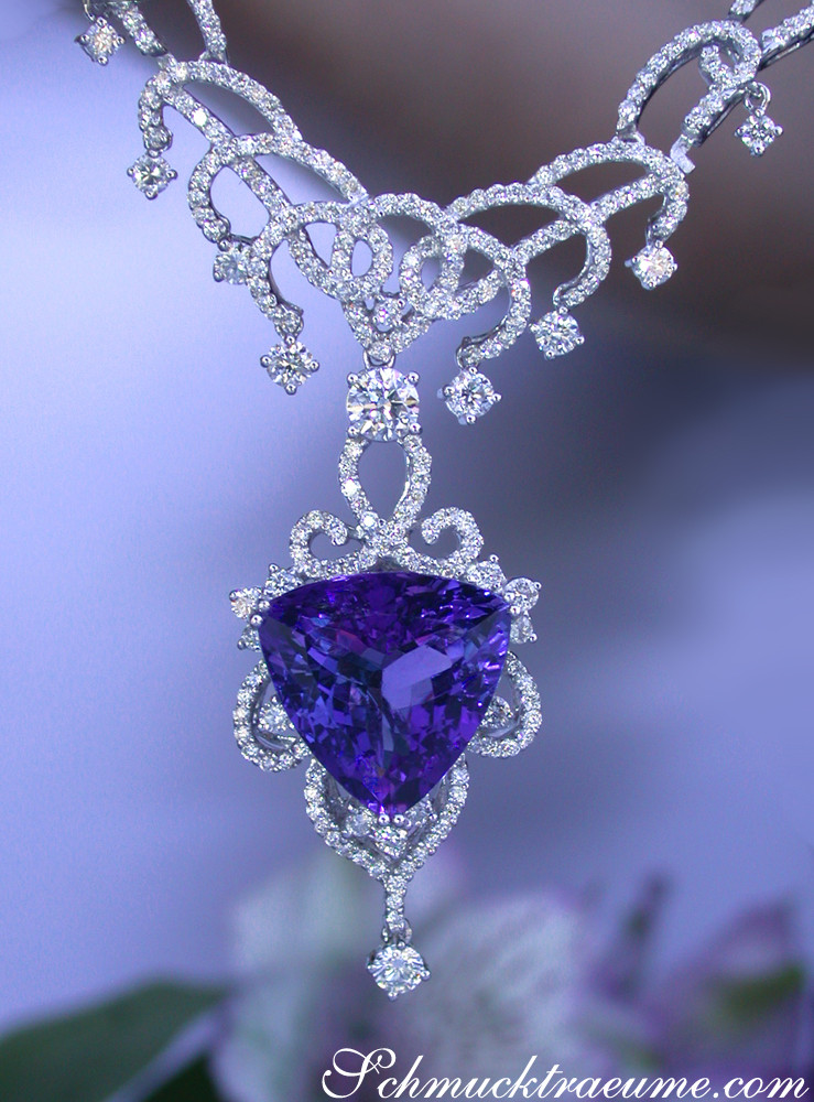 Prachtvolles Tansanit-Collier mit Brillanten, detailreiches Design, Weißgold 750