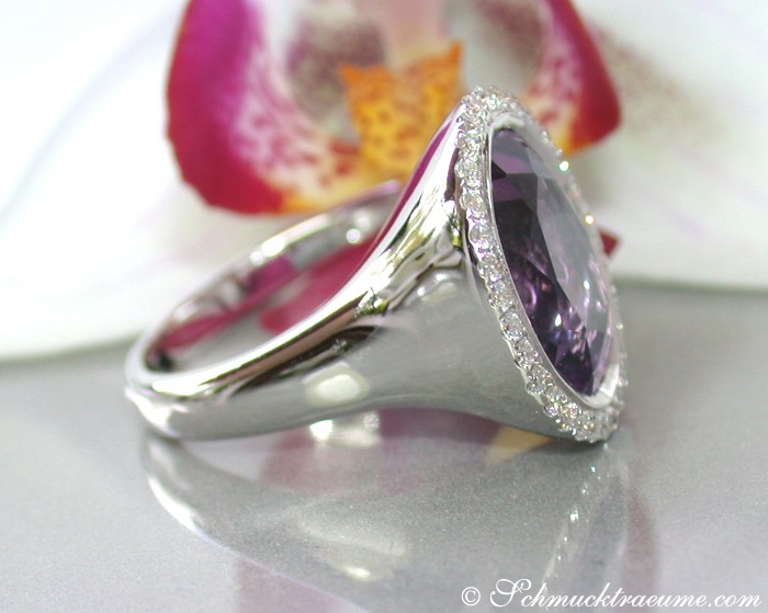 Weißgoldring mit Amethyst und Diamanten, Detailaufnahme, elegant, hochglänzend, Orchideenblüte im Hintergrund