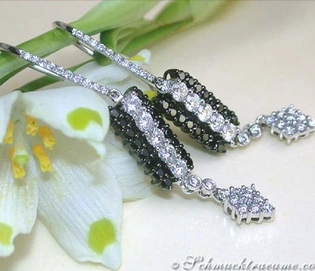 Schwarze Diamant-Ohrhänger mit weißen Details, floraler Hintergrund, elegant und luxuriös