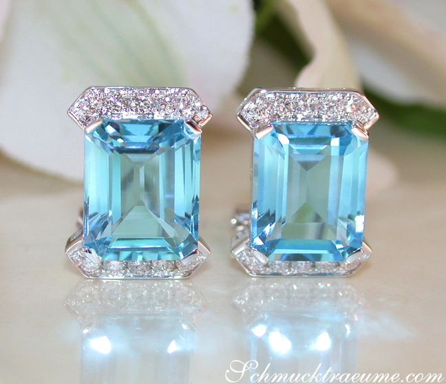 Blautopas-Ohrstecker mit Diamanten, klar, elegant, Detailaufnahme Blautopas-Ohrstecker mit Diamanten, klar, elegant, Detailaufnahme