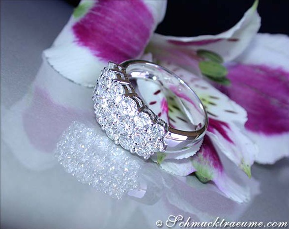 Weißgoldring mit Diamanten auf Blüte, Detailaufnahme
