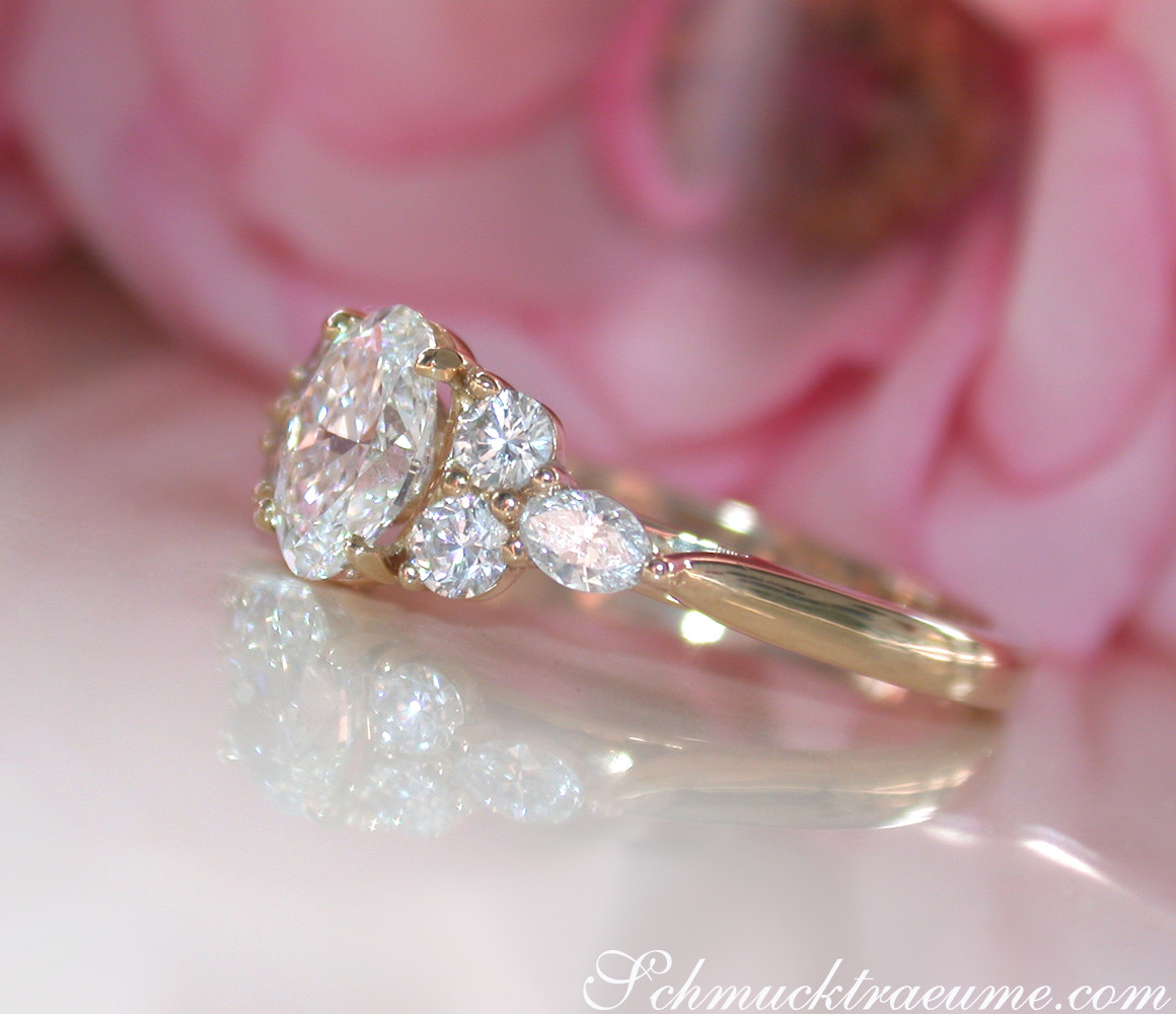 Goldener Diamant Solitär-Ring mit Ovalschliff und Marquise-Diamanten, Detailaufnahme