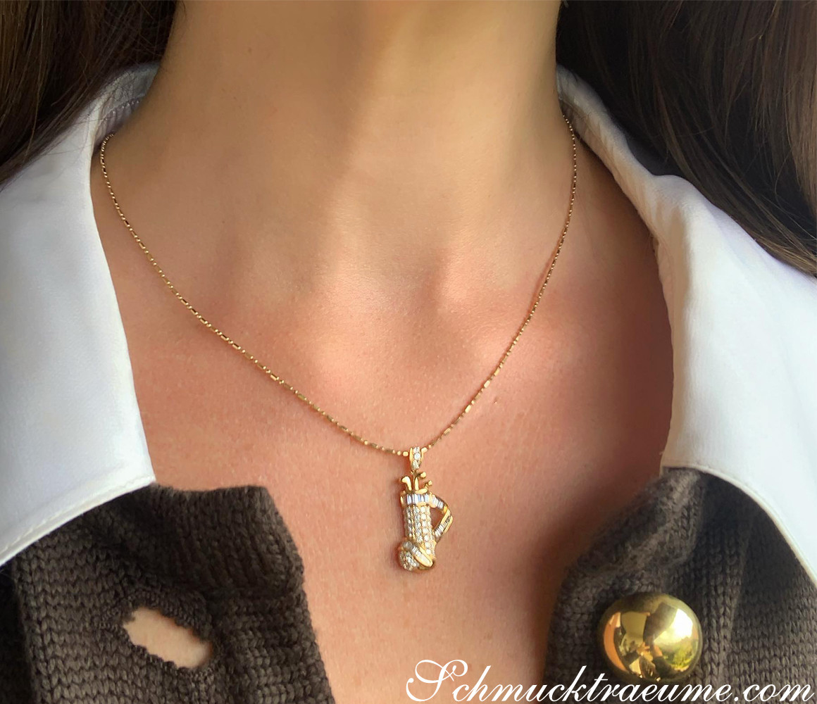 Goldkette mit Golfbag-Anhänger, detailreich, elegant, auf Hals getragen