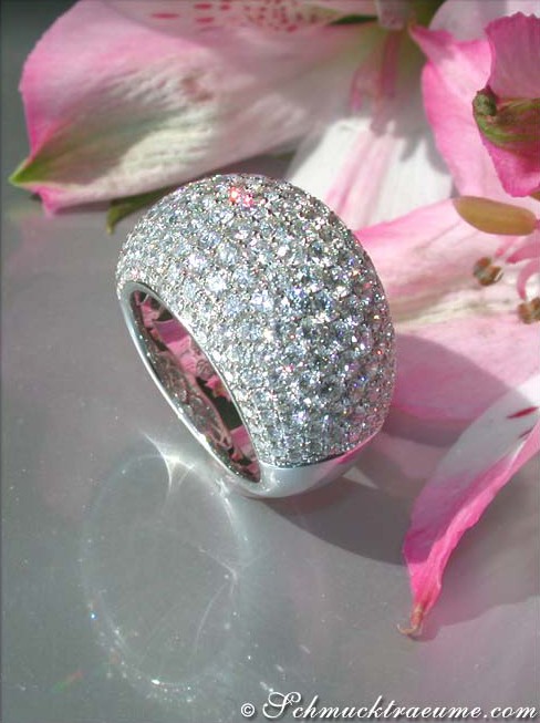 Blumig verziertes Diamant-Pavé-Ring im Weißgold 750, elegant auf Blütenblättern.