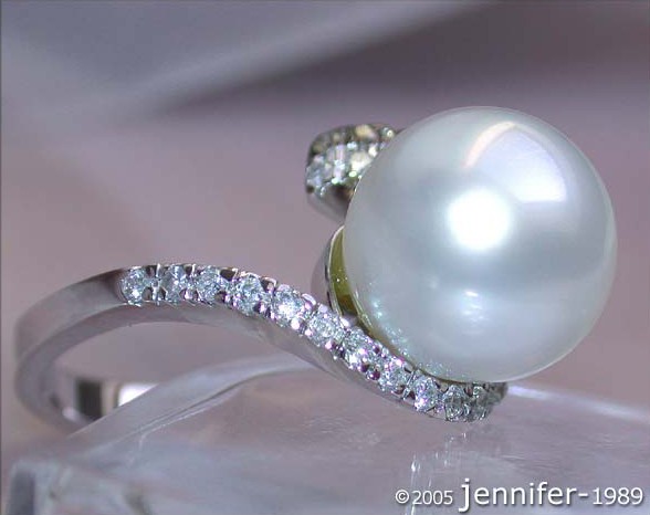 Perlenring mit Diamanten in Weißgold, detailreich, elegant