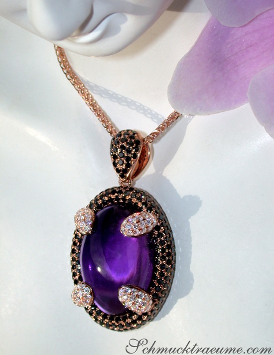 Stilvolle Amethyst-Anhänger mit Brillanten und schwarzen Diamanten auf roségoldener Kette